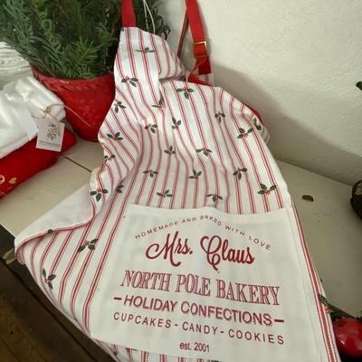 Farmhouse Mercantile Kitchen Christmas Decor Lot