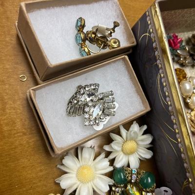 Eatate Jewelry lot all Earrings - all seen in photos, most clip backs