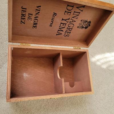 vinagres de yema decanter set in wood box