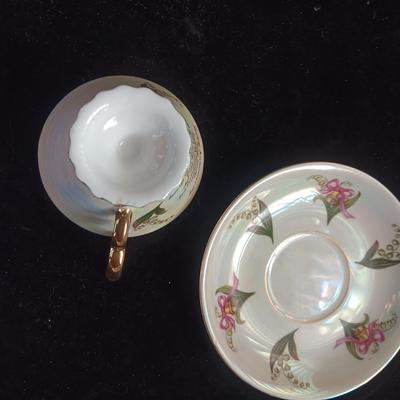 3 VINTAGE CUPS AND SAUCERS PLUS A BEAUTIFUL FRAME