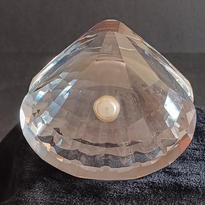 LOT 15: Swarovski Crystal Clam with a Pearl Figurine