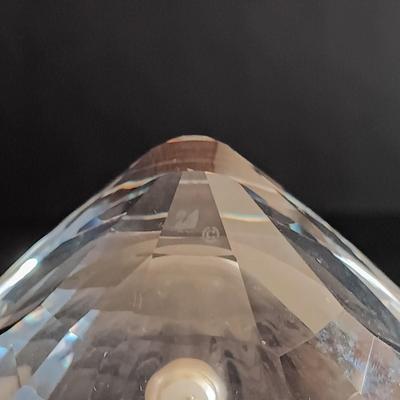 LOT 15: Swarovski Crystal Clam with a Pearl Figurine