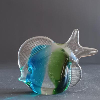 LOT 18: Vintage Art Glass Collection - Vinci Clear Glass Cat with Swimming Fish & Blue and Green Shaded Glass Fish