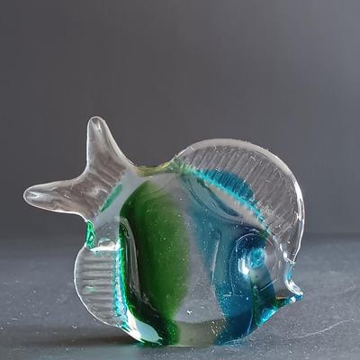 LOT 18: Vintage Art Glass Collection - Vinci Clear Glass Cat with Swimming Fish & Blue and Green Shaded Glass Fish