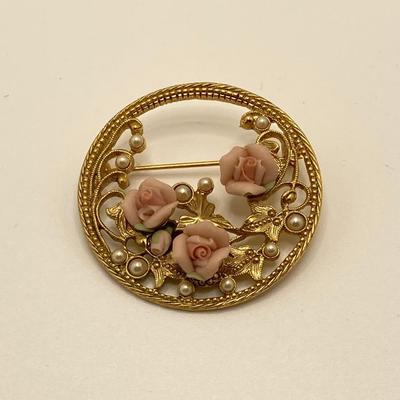 LOT 60: Brooch Collection: Cat, Spain Flower, Roses & More