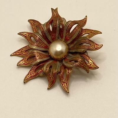 LOT 60: Brooch Collection: Cat, Spain Flower, Roses & More