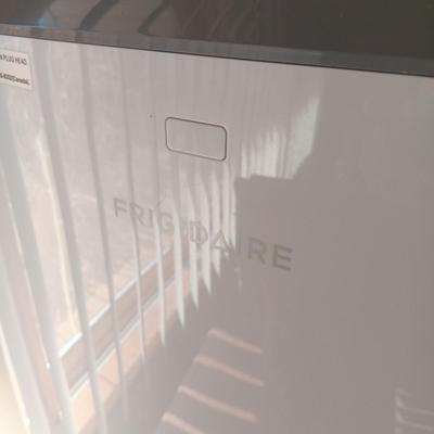 FRIGIDAIRE PORTABLE AIR CONDITIONER W/WINDOW VENT