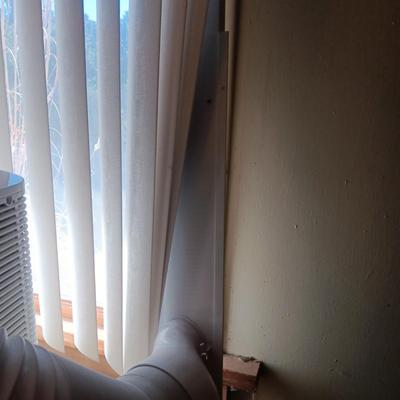 FRIGIDAIRE PORTABLE AIR CONDITIONER W/WINDOW VENT