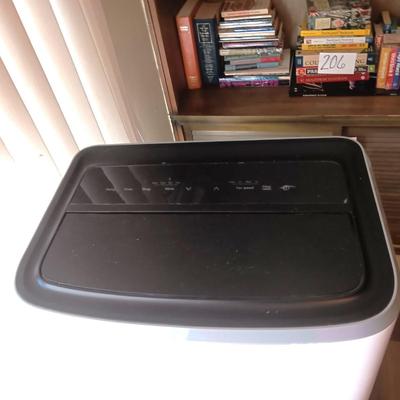 FRIGIDAIRE PORTABLE AIR CONDITIONER W/WINDOW VENT