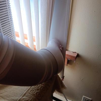 FRIGIDAIRE PORTABLE AIR CONDITIONER W/WINDOW VENT