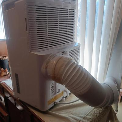 FRIGIDAIRE PORTABLE AIR CONDITIONER W/WINDOW VENT