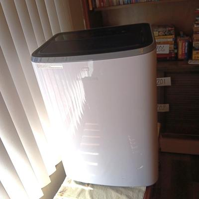 FRIGIDAIRE PORTABLE AIR CONDITIONER W/WINDOW VENT