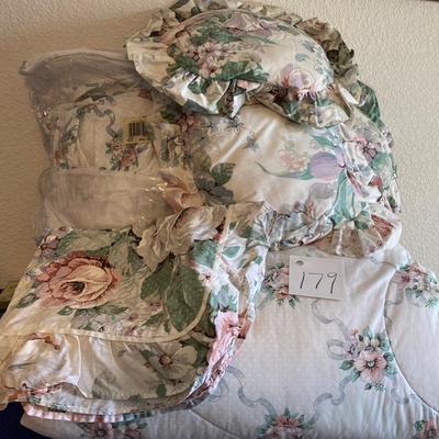 Queen Comforter and Pillows