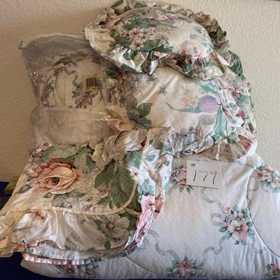 Queen Comforter and Pillows
