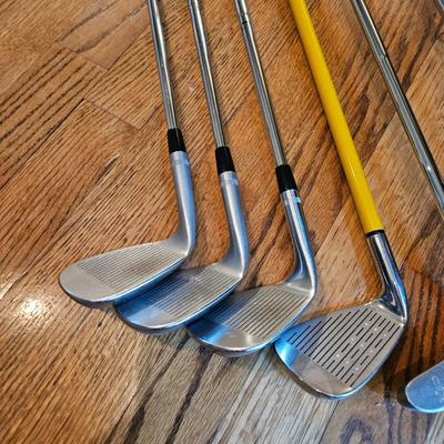 Titleist & McGregor Golf Clubs & a Sun Mountain Golf Bag (LR-DW)