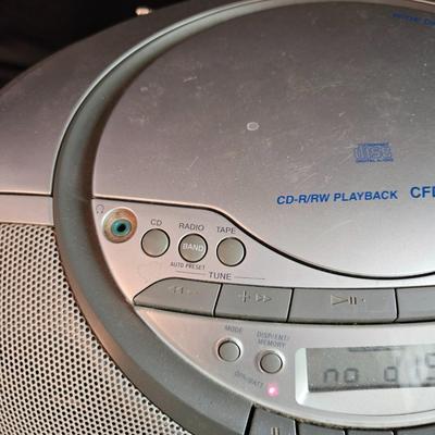 Phillips and Sony CD Players/Radios and a Feature Comforts Heater (G-DW)