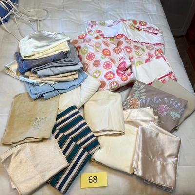 Lot of sheets & pillow cases