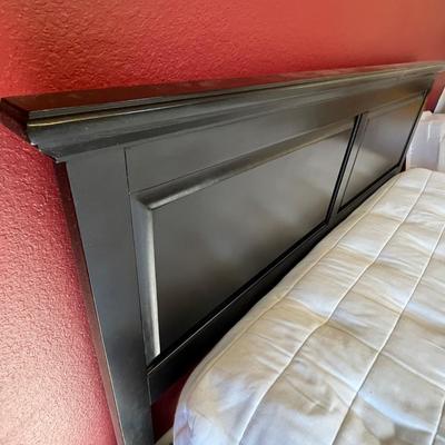 Like new queen size bed