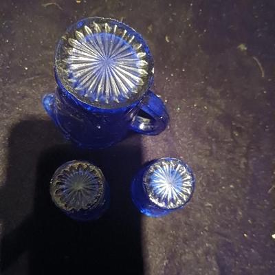 ASIAN RICE BOWLS, CREAM SUGAR SET AND BLUE GLASS PIECES