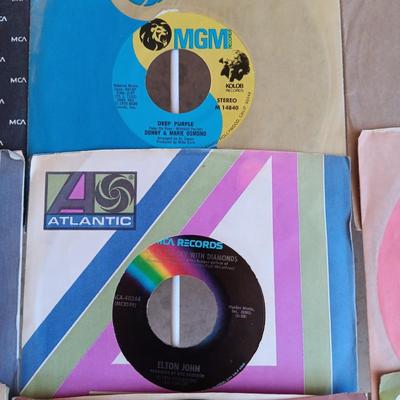 A COLLECTION OF 45 VINYL RECORD (1)