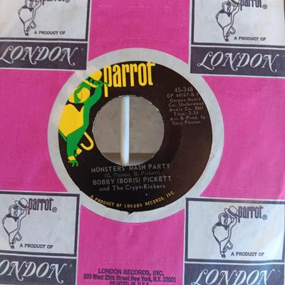 A COLLECTION OF 45 VINYL RECORD (1)