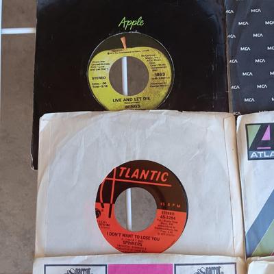 A COLLECTION OF 45 VINYL RECORD (1)