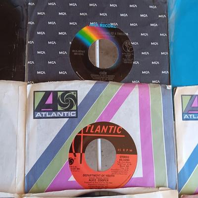 A COLLECTION OF 45 VINYL RECORD (1)