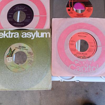 A COLLECTION OF 45 VINYL RECORD (1)