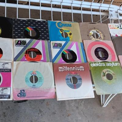 A COLLECTION OF 45 VINYL RECORD (1)