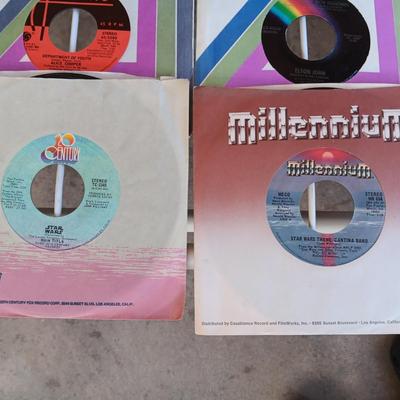 A COLLECTION OF 45 VINYL RECORD (1)