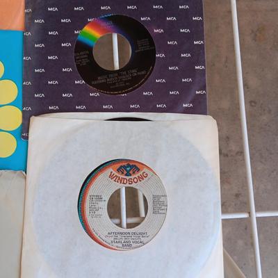 A COLLECTION OF 45 VINYL RECORD (2)