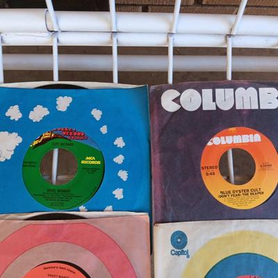 A COLLECTION OF 45 VINYL RECORD (2)