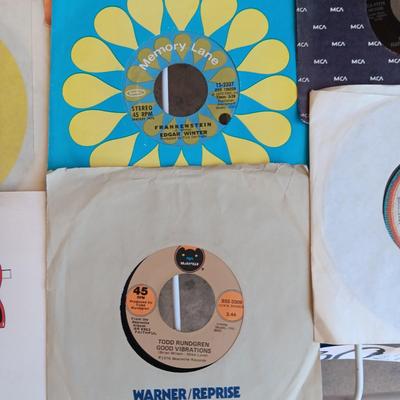 A COLLECTION OF 45 VINYL RECORD (2)