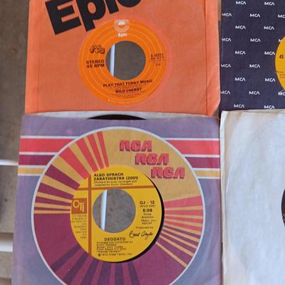 A COLLECTION OF 45 VINYL RECORD (2)