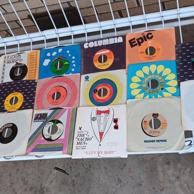 A COLLECTION OF 45 VINYL RECORD (2)