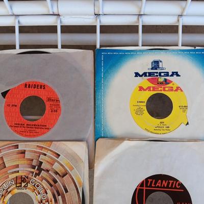 A COLLECTION OF 45 VINYL RECORD (3)