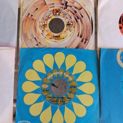 A COLLECTION OF 45 VINYL RECORD (3)