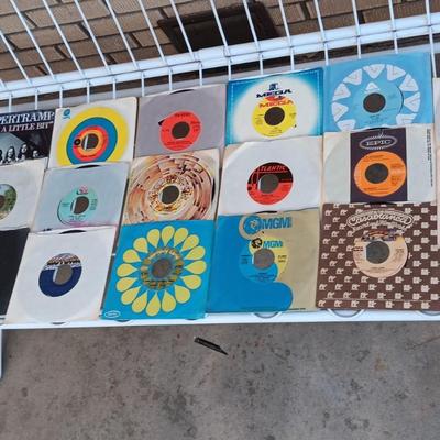 A COLLECTION OF 45 VINYL RECORD (3)