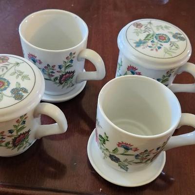 Four Tea Cups With Lids That Can Be Used As Plates