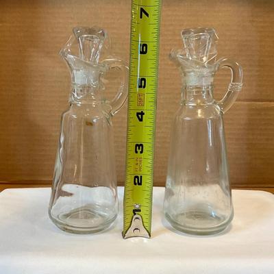 Vintage glass oil/vinegar bottles w/stoppers