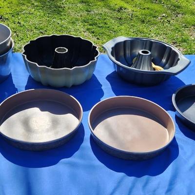Assorted Metal Pie And Cake Pans