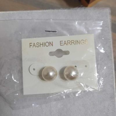 Costume Jewelry - Pearl Stud Earrings