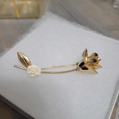 Costume Jewelry - Lovely Flower Pin