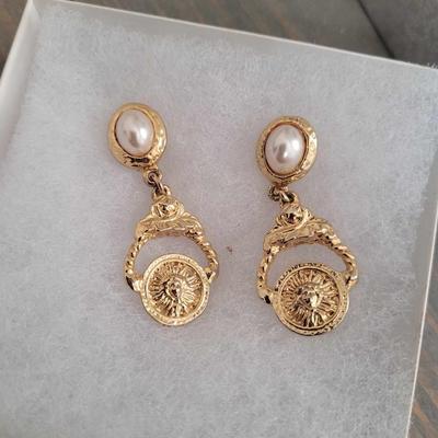 Costume Jewelry - Gold With Pearl Earrings