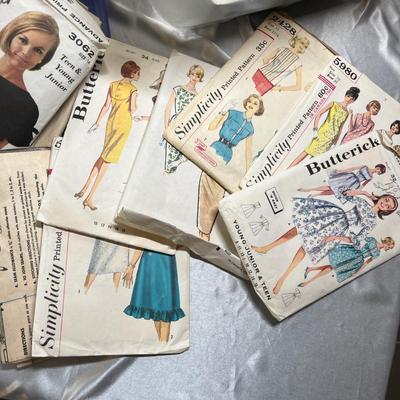 Tub of sewing books & kits