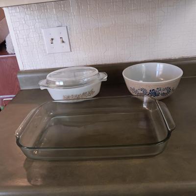 11 X 17 BAKING DISH, PYREX BOWL AND CASSEROLE DISH
