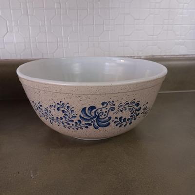 11 X 17 BAKING DISH, PYREX BOWL AND CASSEROLE DISH