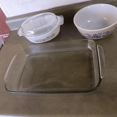 11 X 17 BAKING DISH, PYREX BOWL AND CASSEROLE DISH