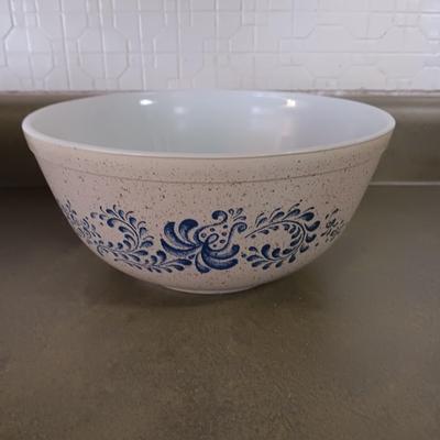 11 X 17 BAKING DISH, PYREX BOWL AND CASSEROLE DISH