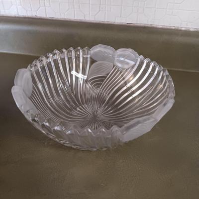 4 LARGE CORELLE BOWLS, SECTIONED AND SERVING BOWL